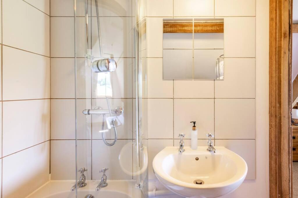 Beech Cottage, Spacious Rural Retreat アースク エクステリア 写真