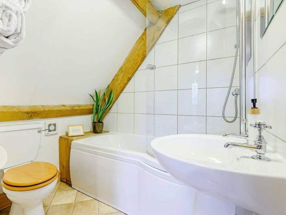 Beech Cottage, Spacious Rural Retreat アースク エクステリア 写真